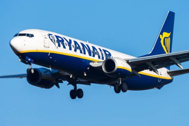 Budapeşte, Macaristan - 2 Mart 2013: Ryanair yolcu uçağı havaalanında. Uçuş planını ayarlayın. Havacılık ve uçak. Hava ulaşımı. Uç ve uç.