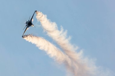 Radom, Polonya - 27 Ağustos 2023: Belçika Hava Kuvvetleri Lockheed F-16 Falcon savaş uçağı uçuşu. Havacılık ve askeri uçak.