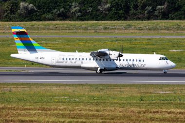 Viyana, Avusturya - 23 Haziran 2024: BRA Braathens Bölgesel Havayolları ATR 72 yolcu uçağı havaalanında. Havacılık ve uçak. Hava taşımacılığı ve seyahat. Uç ve uç.