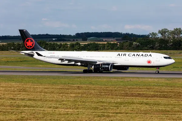 Viyana, Avusturya - 23 Haziran 2024: Air Canada Airbus A330-300 yolcu uçağı havaalanında. Havacılık ve uçak. Hava taşımacılığı ve seyahat. Uç ve uç.