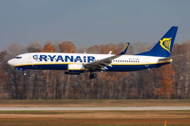 Budapeşte, Macaristan - 17 Kasım 2015: Ryanair yolcu uçağı havaalanında. Uçuş planını ayarlayın. Havacılık ve uçak. Hava ulaşımı. Küresel uluslararası ulaşım. Uç ve uç.