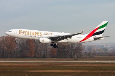 Budapeşte, Macaristan - 17 Kasım 2015: Emirates yolcu uçağı havaalanında. Uçuş planını ayarlayın. Havacılık ve uçak. Hava ulaşımı. Küresel uluslararası ulaşım. Uç ve uç.