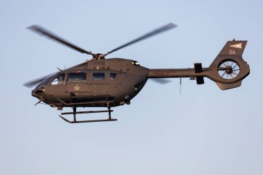 Szolnok, Macaristan - 17 Ağustos 2022: Macar Hava Kuvvetleri Airbus Helikopterleri H145M askeri hizmet helikopteri. Uçuş operasyonu. Havacılık endüstrisi ve rotorcraft. Nakliye ve hava taşımacılığı. Uç ve uç