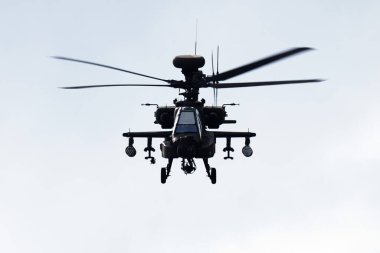 Malacky, Slovakya - 1 Eylül 2023: ABD Ordusu Boeing AH-64 Apaçi Uzunok saldırı helikopteri. Havacılık ve askeri rotorcraft.