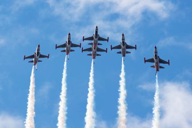 Kecskemet, Macaristan - 27 Ağustos 2021: Türk Hava Kuvvetleri F-5 savaş uçağı. Türk Yıldızları akrobatik takımı. Havacılık ve uçak. Uç ve uç.