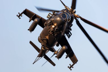 Szolnok, Macaristan - 17 Ağustos 2022: Macar Hava Kuvvetleri Mil Mi-24 Hind askeri saldırı helikopteri. Uçuş operasyonu. Havacılık endüstrisi ve rotorcraft. Nakliye ve hava taşımacılığı. Uç ve uç.