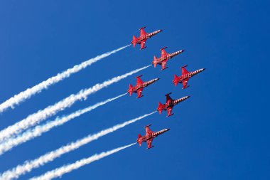 Kecskemet, Macaristan - 27 Ağustos 2021: Türk Hava Kuvvetleri F-5 savaş uçağı. Türk Yıldızları akrobatik takımı. Havacılık ve uçak. Uç ve uç.