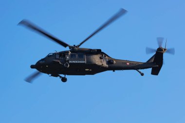 Zeltweg, Avusturya - 3 Eylül 2022: Avusturya Hava Kuvvetleri Sikorsky S-70 Blackhawk. Hava üssünde askeri nakliye helikopteri var. Havacılık ve rotorcraft. Nakliye ve hava taşımacılığı. Askeri endüstri. Uç ve uç.