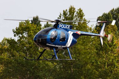 Zamardi, Macaristan - 16 Eylül 2020: Macar Hava Polisi MD500 helikopter operasyonu. İple arama kurtarma görevi..