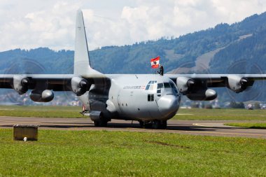 Zeltweg, Avusturya - 3 Eylül 2022: Avusturya Hava Kuvvetleri Lockheed Martin C-130 Herkül nakliye uçağı hava üssünde. Hava Kuvvetleri uçuş operasyonu. Havacılık ve uçak. Hava kaldırma. Askeri endüstri. Uç ve uç.