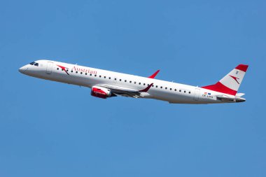 Viyana, Avusturya - 13 Nisan 2024: Avusturya Havayolları Embraer ERJ-195 E195 yolcu uçağı havaalanında. Havacılık ve uçak. Hava taşımacılığı ve seyahat. Uç ve uç.