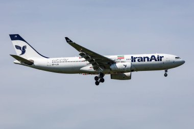 Viyana, Avusturya - 13 Nisan 2024: Iran Air Airbus A330-200 yolcu uçağı havaalanında. Havacılık ve uçak. Hava taşımacılığı ve seyahat. Uç ve uç.