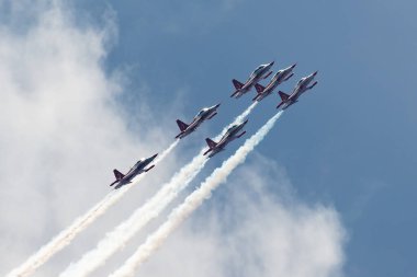 Kecskemet, Macaristan - 27 Ağustos 2021: Türk Hava Kuvvetleri F-5 savaş uçağı. Türk Yıldızları akrobatik takımı. Havacılık ve uçak. Uç ve uç.