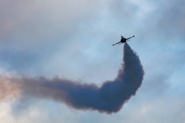 Kecskemet, Macaristan - 27 Ağustos 2021: Türk Hava Kuvvetleri F-5 savaş uçağı. Türk Yıldızları akrobatik takımı. Havacılık ve uçak. Uç ve uç.