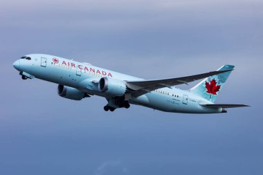 Viyana, Avusturya - 4 Ocak 2024: Air Canada Boeing 787-8 Dreamliner yolcu uçağı havaalanında. Havacılık ve uçak. Hava taşımacılığı ve seyahat. Uç ve uç.