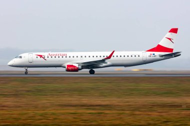 Viyana, Avusturya - 2 Mart 2024: Avusturya Havayolları Embraer ERJ 195 yolcu uçağı havaalanında. Havacılık ve uçak. Hava taşımacılığı ve seyahat. Uç ve uç.