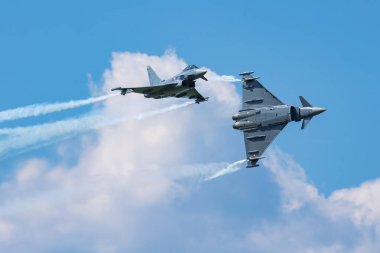 Zeltweg, Avusturya - 3 Eylül 2016: Avusturya Hava Kuvvetleri Eurofighter Typhoon savaş uçağı hava üssünde. Uçak uçuş manevrası. Uçuş operasyonu. Askeri havacılık endüstrisi. Hava savunması.