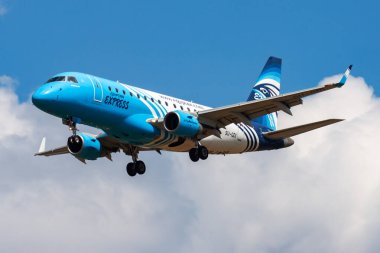 Budapeşte, Macaristan - 1 Temmuz 2014: Mısır Ekspresi yolcu uçağı havaalanında. Uçuş planını ayarlayın. Havacılık ve uçak. Hava ulaşımı. Küresel uluslararası ulaşım. Uç ve uç.