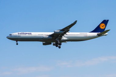 Münih, Almanya - 2 Temmuz 2013: Lufthansa yolcu uçağı havaalanında. Uçuş planını ayarlayın. Havacılık ve uçak. Hava ulaşımı. Küresel uluslararası ulaşım. Uç ve uç.