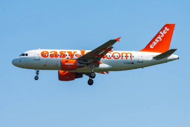Münih, Almanya - 2 Temmuz 2013: Easyjet yolcu uçağı havaalanında. Uçuş planını ayarlayın. Havacılık ve uçak. Hava ulaşımı. Küresel uluslararası ulaşım. Uç ve uç.
