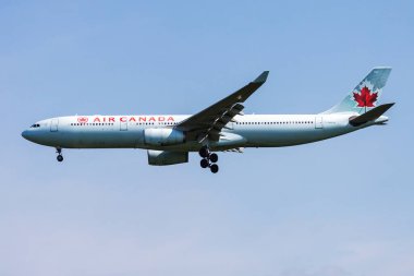 Münih, Almanya - 2 Temmuz 2013: Air Canada yolcu uçağı havaalanında. Uçuş planını ayarlayın. Havacılık ve uçak. Hava ulaşımı. Küresel uluslararası ulaşım. Uç ve uç.