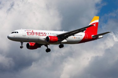 Frankfurt, Almanya - 12 Ağustos 2014: Iberia Havayolları yolcu uçağı havaalanında. Uçuş planını ayarlayın. Havacılık ve uçak. Hava ulaşımı. Küresel uluslararası ulaşım. Uç ve uç.