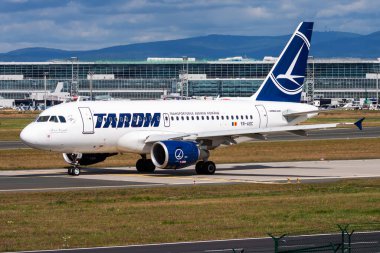 Frankfurt, Almanya - 12 Ağustos 2014: Havaalanında TAROM yolcu uçağı. Uçuş planını ayarlayın. Havacılık ve uçak. Hava ulaşımı. Küresel uluslararası ulaşım. Uç ve uç.