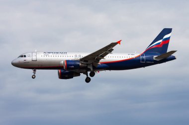 Frankfurt, Almanya - 13 Ağustos 2014: Aeroflot yolcu uçağı havaalanında. Uçuş planını ayarlayın. Havacılık ve uçak. Hava ulaşımı. Küresel uluslararası ulaşım. Uç ve uç.