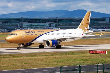 Frankfurt, Almanya - 12 Ağustos 2014: Gulf Air yolcu uçağı havaalanında. Uçuş planını ayarlayın. Havacılık ve uçak. Hava ulaşımı. Küresel uluslararası ulaşım. Uç ve uç.