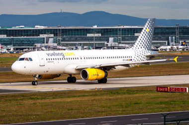 Frankfurt, Almanya - 13 Ağustos 2014: Havaalanında yolcu uçağı. Uçuş planını ayarlayın. Havacılık ve uçak. Hava ulaşımı. Küresel uluslararası ulaşım. Uç ve uç.