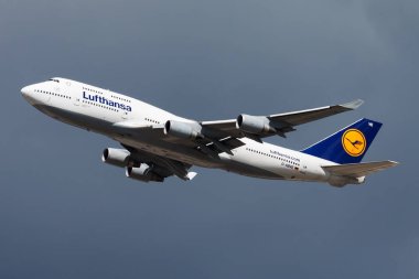 Frankfurt, Almanya - 19 Ağustos 2013: Lufthansa yolcu uçağı havaalanında. Uçuş planını ayarlayın. Havacılık ve uçak. Hava ulaşımı. Küresel uluslararası ulaşım. Uç ve uç.