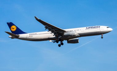 Frankfurt, Almanya - 21 Ağustos 2013: Lufthansa yolcu uçağı havaalanında. Uçuş planını ayarlayın. Havacılık ve uçak. Hava ulaşımı. Küresel uluslararası ulaşım. Uç ve uç.