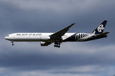 Londra, İngiltere - 24 Nisan 2016: Air New Zealand yolcu uçağı havaalanında. Uçuş planını ayarlayın. Havacılık ve uçak. Hava ulaşımı. Uç ve uç.