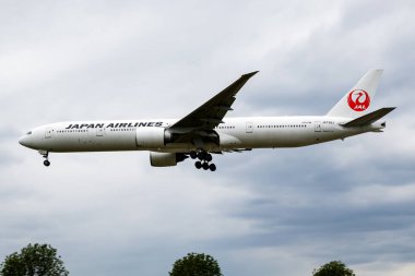 Londra, Birleşik Krallık - 24 Nisan 2016: Japon Havayolları yolcu uçağı havaalanında. Uçuş planını ayarlayın. Havacılık ve uçak. Hava ulaşımı. Uç ve uç.