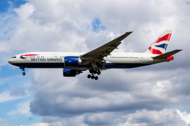 Londra, Birleşik Krallık - 26 Nisan 2016: British Airways yolcu uçağı havaalanında. Uçuş planını ayarlayın. Havacılık ve uçak. Hava ulaşımı. Küresel uluslararası ulaşım. Uç ve uç.
