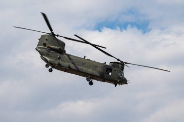 Fairford / Birleşik Krallık - 13 Temmuz 2018: Kraliyet Hava Kuvvetleri Ch-47 Chinook Hc6 Zh891 taşımacılık helikopteri Riat Royal Air Tattoo 2018 hava gösterisi