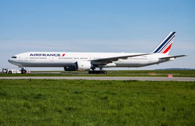 Paris, Fransa - 19 Nisan 2015: Air France Boeing 777-300ER F-GZNC yolcu uçağı Paris Charles de Gaulle Havaalanı 'ndan havalanıyor.