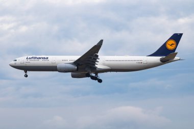 Frankfurt, Almanya - 28 Haziran 2017: Lufthansa yolcu uçağı havaalanında. Uçuş planını ayarlayın. Havacılık ve uçak. Hava ulaşımı. Küresel uluslararası ulaşım. Uç ve uç.