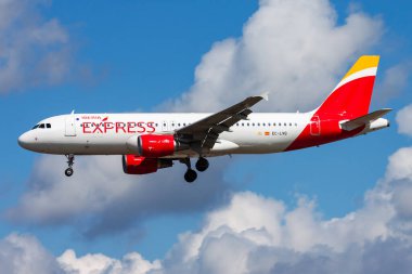 Frankfurt, Almanya - 12 Ağustos 2014: Iberia Havayolları yolcu uçağı havaalanında. Uçuş planını ayarlayın. Havacılık ve uçak. Hava ulaşımı. Küresel uluslararası ulaşım. Uç ve uç.