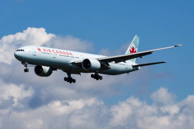 Frankfurt, Almanya - 12 Ağustos 2014: Air Canada yolcu uçağı havaalanında. Uçuş planını ayarlayın. Havacılık ve uçak. Hava ulaşımı. Küresel uluslararası ulaşım. Uç ve uç.