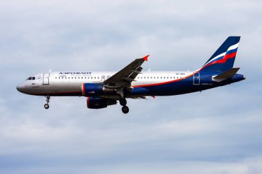 Frankfurt, Almanya - 13 Ağustos 2014: Aeroflot yolcu uçağı havaalanında. Uçuş planını ayarlayın. Havacılık ve uçak. Hava ulaşımı. Küresel uluslararası ulaşım. Uç ve uç.