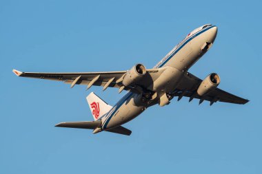 Frankfurt, Almanya - 8 Temmuz 2017: Air China yolcu uçağı havaalanında. Uçuş planını ayarlayın. Havacılık ve uçak. Hava ulaşımı. Küresel uluslararası ulaşım. Uç ve uç.