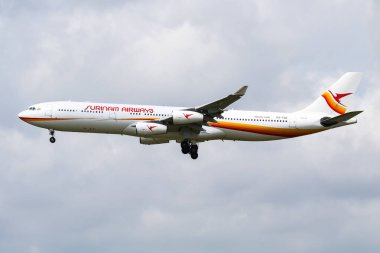 Amsterdam / Hollanda - 3 Temmuz 2017: Surinam Airways Airbus A340-300 PZ-TCR yolcu uçağı Amsterdam Schipol Havaalanına iniş yaptı