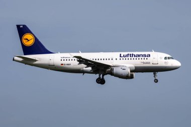 Amsterdam, Hollanda - 4 Temmuz 2017: Lufthansa yolcu uçağı havaalanında. Uçuş planını ayarlayın. Havacılık ve uçak. Hava ulaşımı. Küresel uluslararası ulaşım. Uç ve uç.