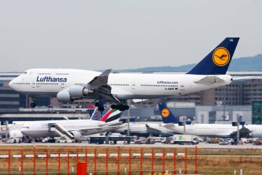 Frankfurt, Almanya - 18 Ağustos 2013: Lufthansa yolcu uçağı havaalanında. Uçuş planını ayarlayın. Havacılık ve uçak. Hava ulaşımı. Küresel uluslararası ulaşım. Uç ve uç.