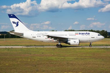 Budapeşte, Macaristan - 1 Temmuz 2014: İran Havaalanı 'nda yolcu uçağı. Uçuş planını ayarlayın. Havacılık ve uçak. Hava ulaşımı. Küresel uluslararası ulaşım. Uç ve uç.