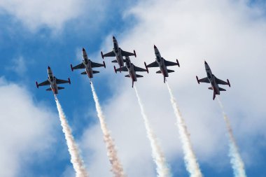 Kecskemet, Macaristan - 27 Ağustos 2021: Türk Hava Kuvvetleri F-5 savaş uçağı. Türk Yıldızları akrobatik takımı. Havacılık ve uçak. Uç ve uç.