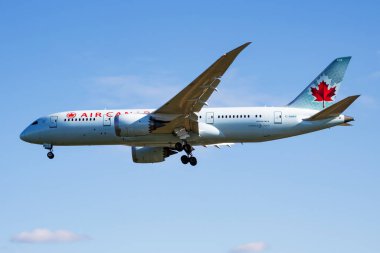 Londra, Birleşik Krallık - 26 Nisan 2016: Air Canada yolcu uçağı havaalanında. Uçuş planını ayarlayın. Havacılık ve uçak. Hava ulaşımı. Küresel uluslararası ulaşım. Uç ve uç.