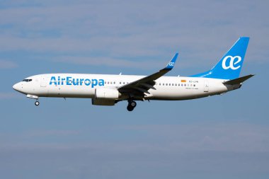 Amsterdam, Hollanda - 3 Temmuz 2017: Air Europa yolcu uçağı havaalanında. Uçuş planını ayarlayın. Havacılık ve uçak. Hava ulaşımı. Küresel uluslararası ulaşım. Uç ve uç.