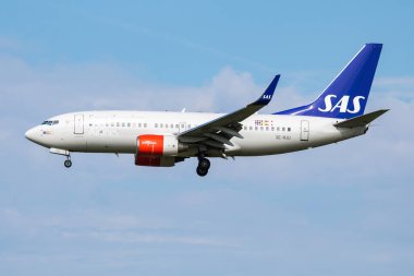 Amsterdam, Hollanda - 3 Temmuz 2017: Havalimanında SAS İskandinav Havayolları yolcu uçağı. Uçuş planını ayarlayın. Havacılık ve uçak. Hava ulaşımı. Küresel uluslararası ulaşım. Uç ve uç.